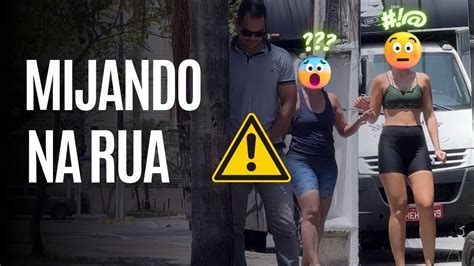 novinha mijando na rua|Novinha mijando na rua Bucetinha